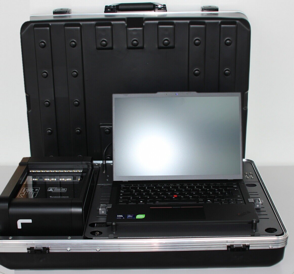 Geöffneter CaseSys IT-Koffer mit integriertem Notebook und Dokumentenscanner