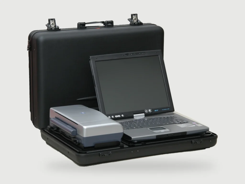 Geöffneter CaseSys-Serienkoffer T1 aus dem Jahr 2005 mit Notebook und integrierter Technik